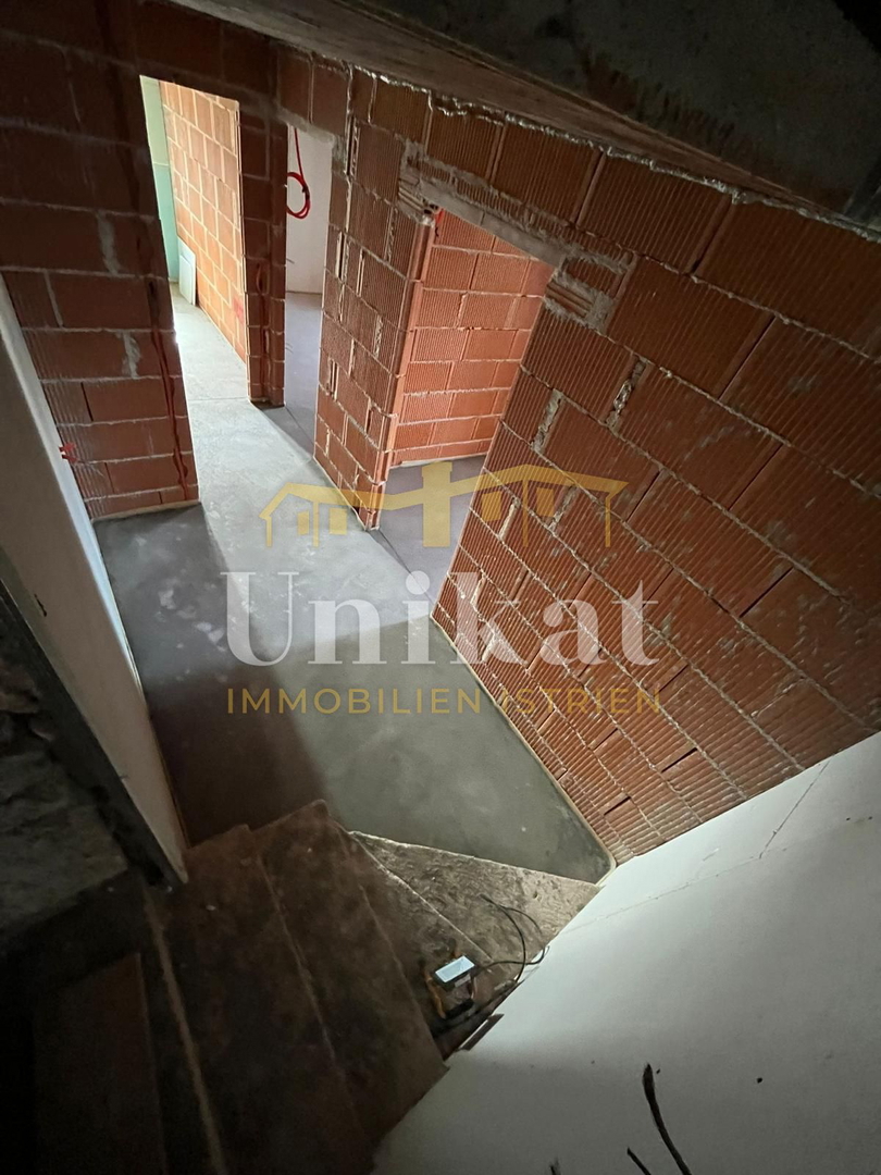 Kamena hiša blizu Višnjana za dokončanje